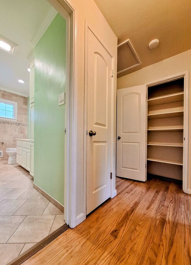 Building Photo - Charming Single Story 3bd House with Large Yard!