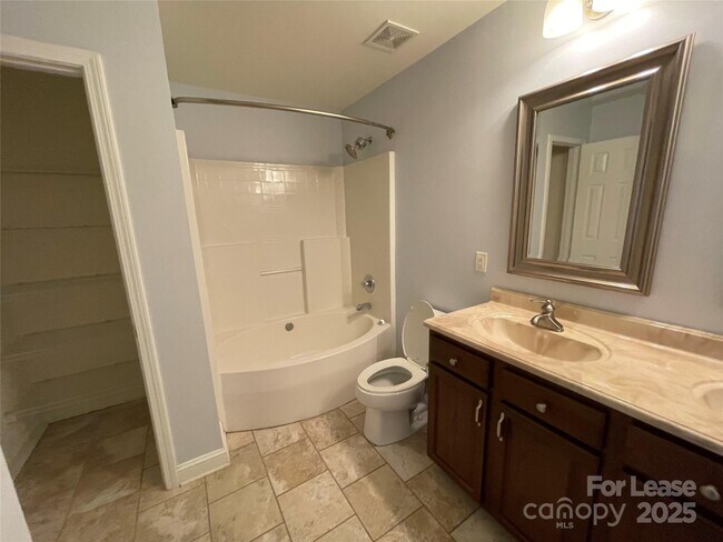 Building Photo - 12728 Cumberland Cove Dr