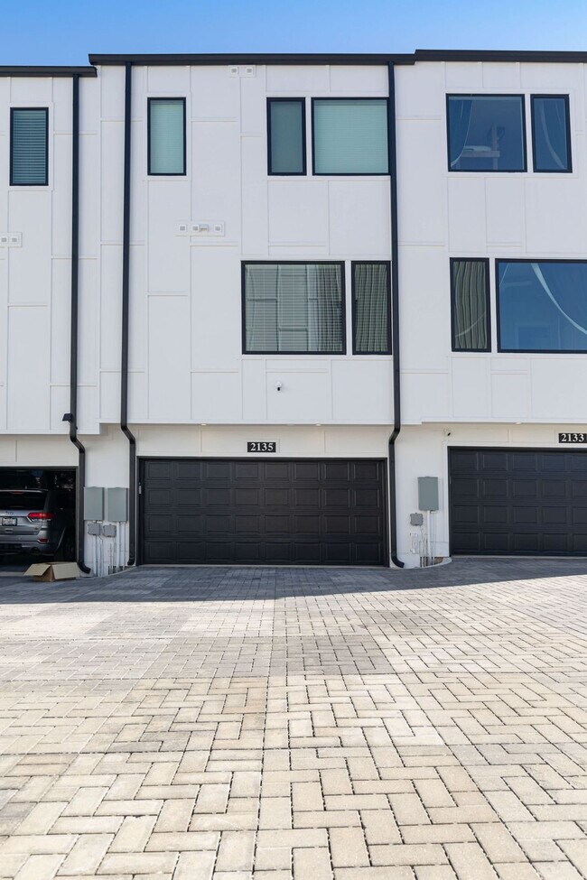 Building Photo - 2135 24th Ave N