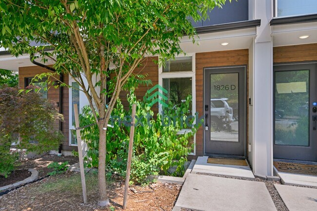 Building Photo - "Charming 3-Bedroom Townhouse Oasis in Heart of Seattle – Spacious 1460 Sq Ft with 2 Full Baths!"