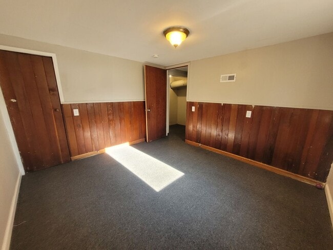 Building Photo - Great two bedroom duplex on Urbandale Avenue!