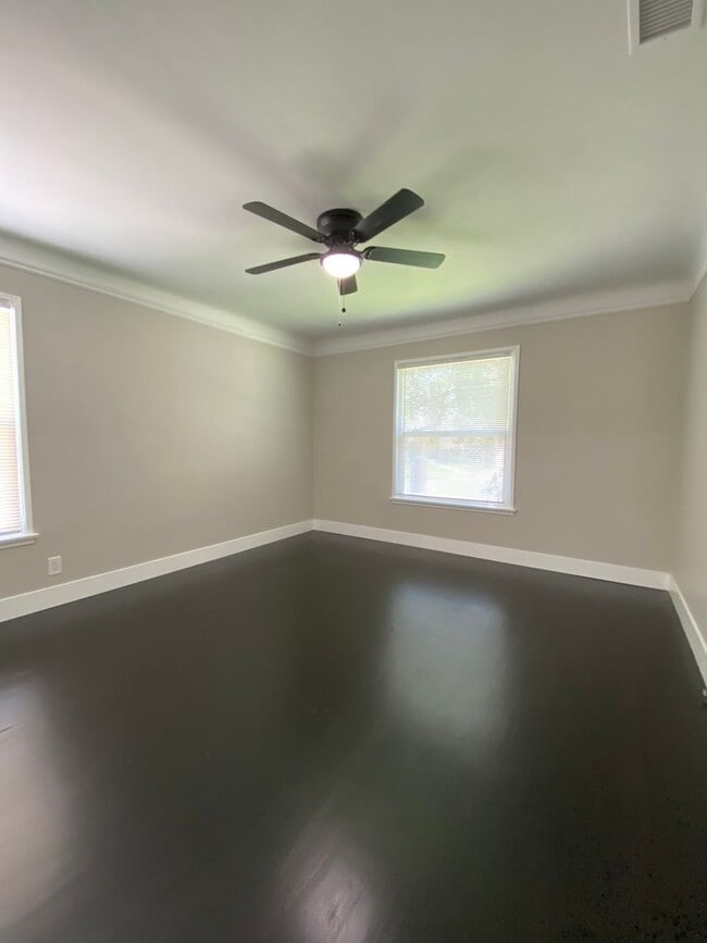 Building Photo - 2335 S Garth Ave