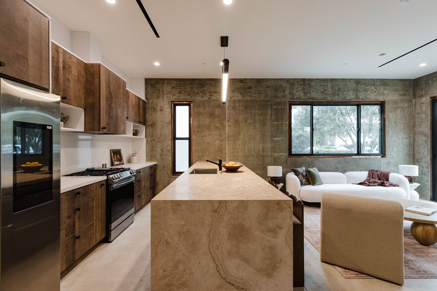 Building Photo - 2855 S Sycamore Ave