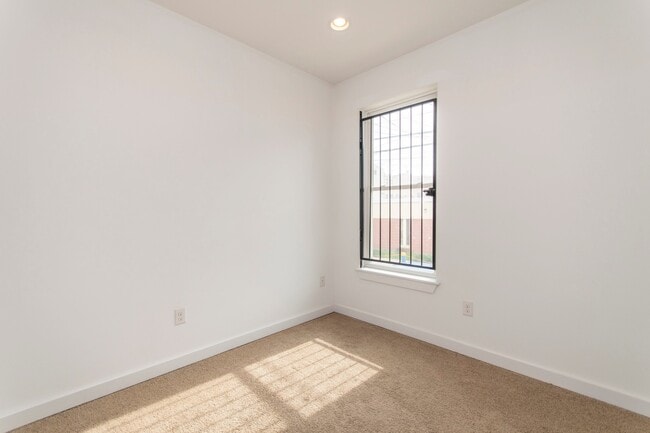 Building Photo - 1632 N Sydenham St