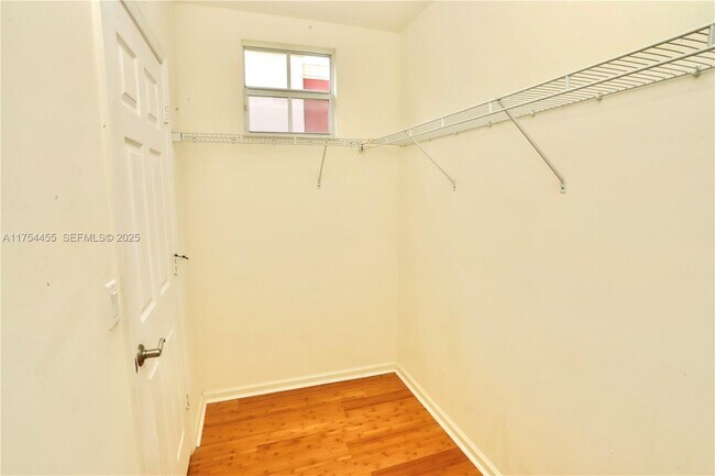 Building Photo - 1033 NE 17th Way