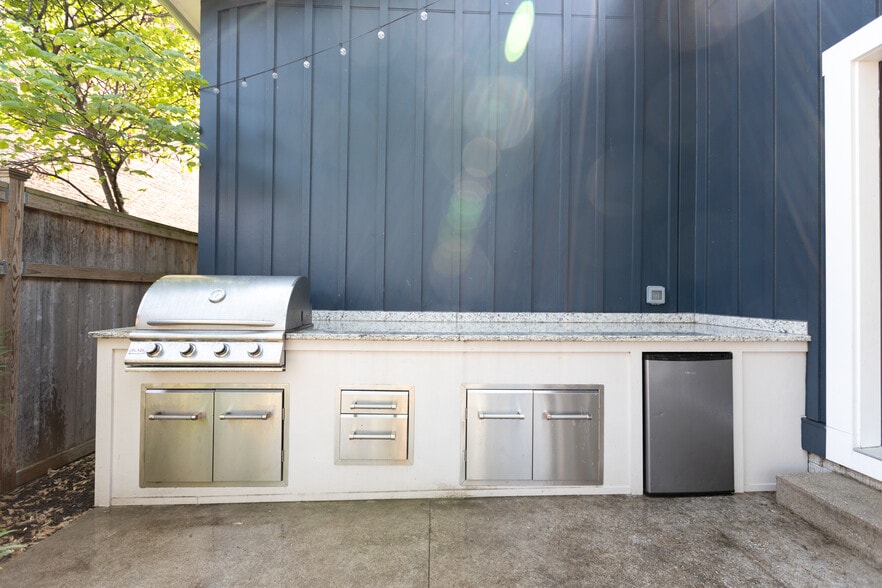 outdoor kitchen - 953 Dennison Ave