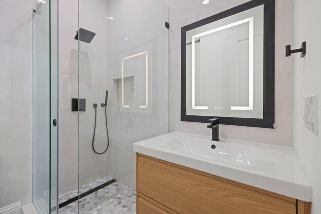 Building Photo - 285 SE 6th Ave