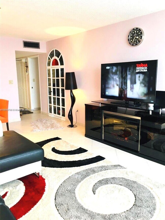 Building Photo - 1301 NE Miami Gardens Dr