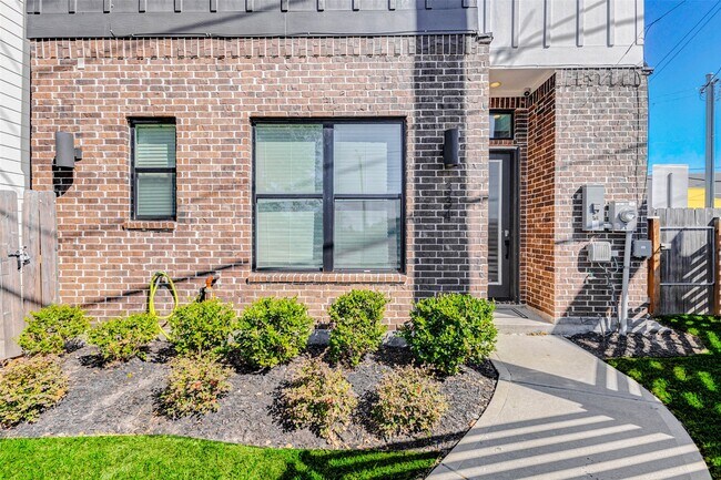 Building Photo - 334 Eastwood St