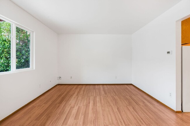 Building Photo - Spacious 1-Bedroom Apartment in South Shat...