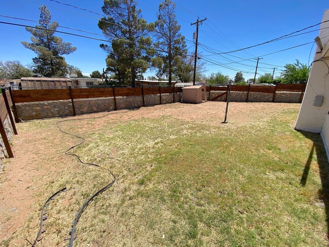 Building Photo - Northeast El Paso 3 bed with Refrig A/C