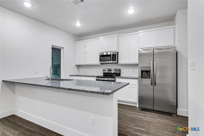 Building Photo - 1904 Royal Loop