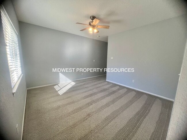 Building Photo - 3 bedroom, 2.5 bath 2 car garage Townhouse