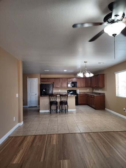 Building Photo - 1850 N Vista Ln