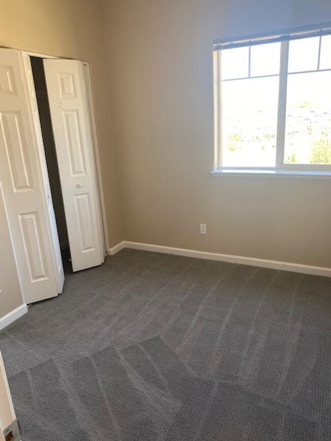 Building Photo - Condo in Reno Available August 1, 2025