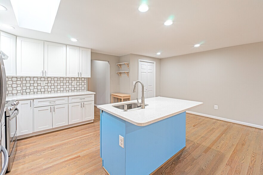 Building Photo - 9705 Locust Hill Dr