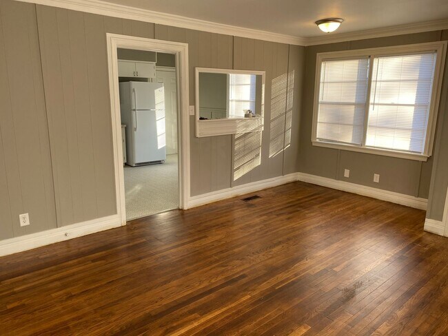 Building Photo - 2 Bed 1 Bath with Large backyard