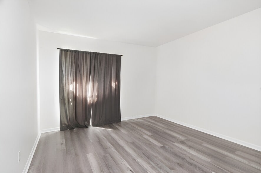 Building Photo - 1545 E 21st St