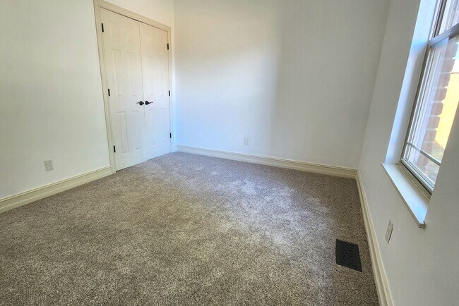 Building Photo - -NIXA- 5 bed 3 bath Home | TWO Large Maste...