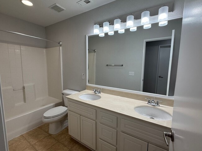Building Photo - Close to Camp Pendelton Spacious 6-bedroom...