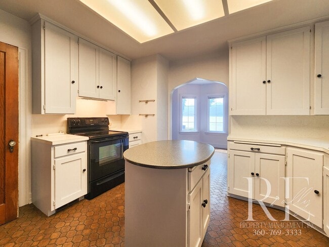 Building Photo - Waterfront Tudor | Private, Vintage Charm with Casita