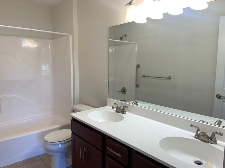 Main Bedroom Bath - 5220 Old Zuck Rd