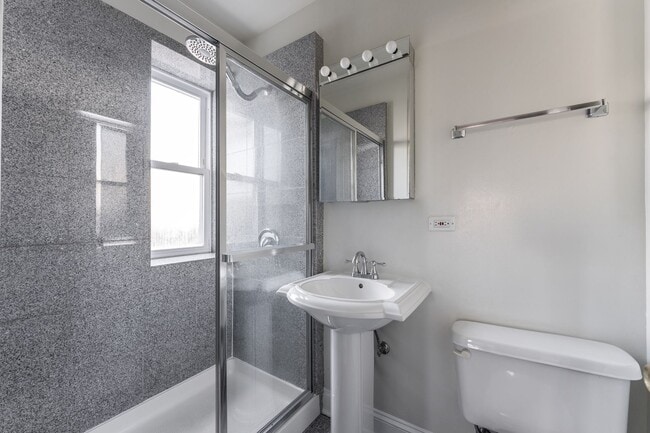 Building Photo - Sheridan Park / Uptown - 2 Bed / 2 Bath - Steps to Beach