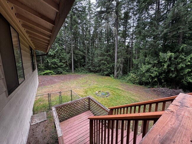 Building Photo - Silverdale Split-Level Home with Bonus Are...