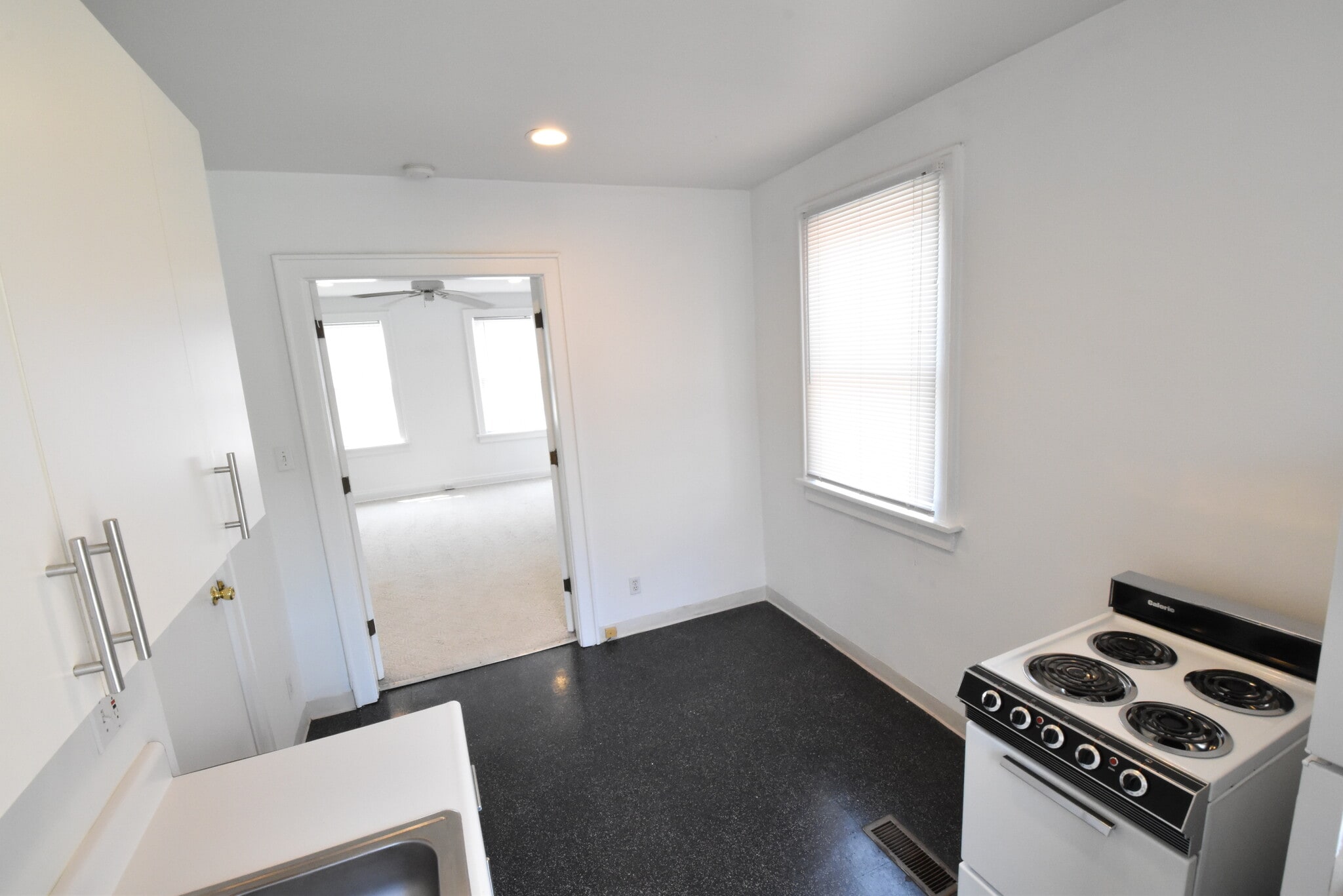 Building Photo - 52 Thurman Ave