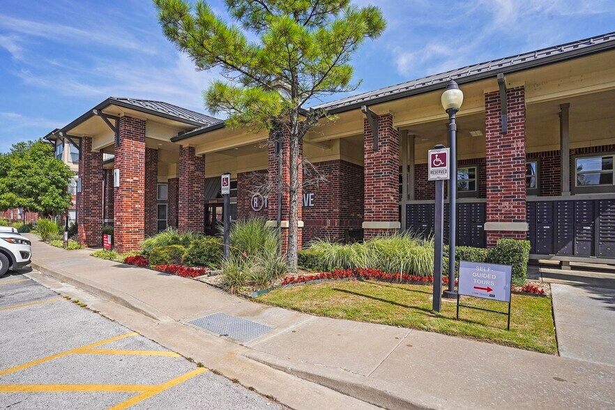 Building Photo - 701 W 101st Pl S