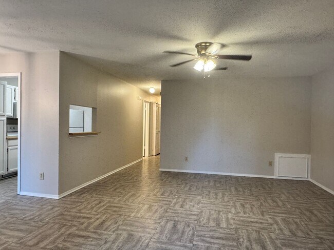 Building Photo - 400 South Town #105 - 2 bedroom Condo
