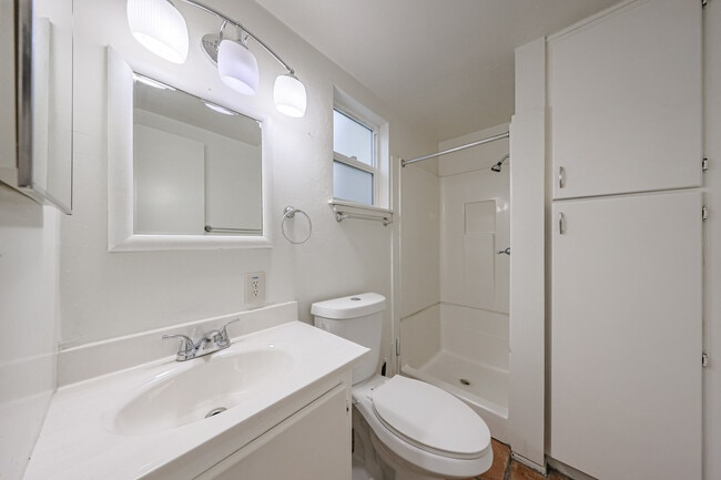 Building Photo - 1023 E Meadowbrook Ave