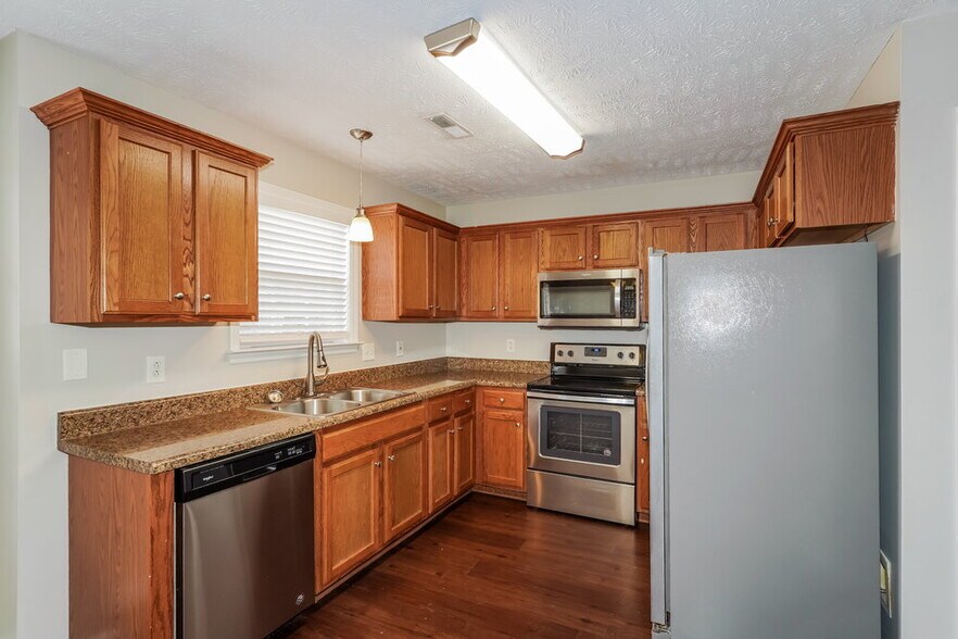 Building Photo - 1829 Lakewood Village Dr