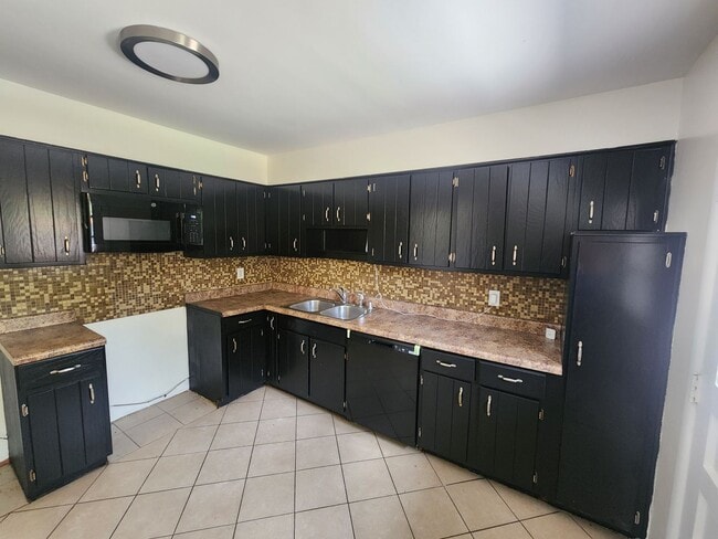 Building Photo - Beautiful 3 bedroom 1 bath with attached g...