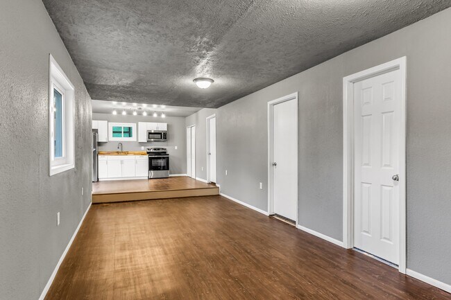 Building Photo - 2072 Oriole Rd