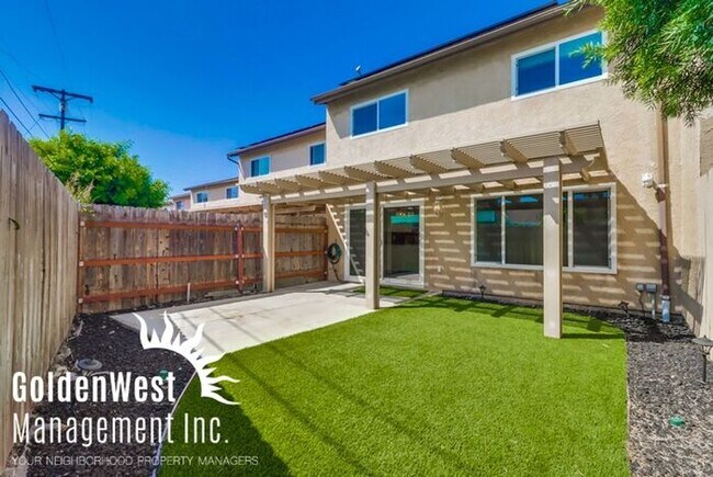 Building Photo - Charming 3Bdm 2.5Ba Townhome in the Claire...