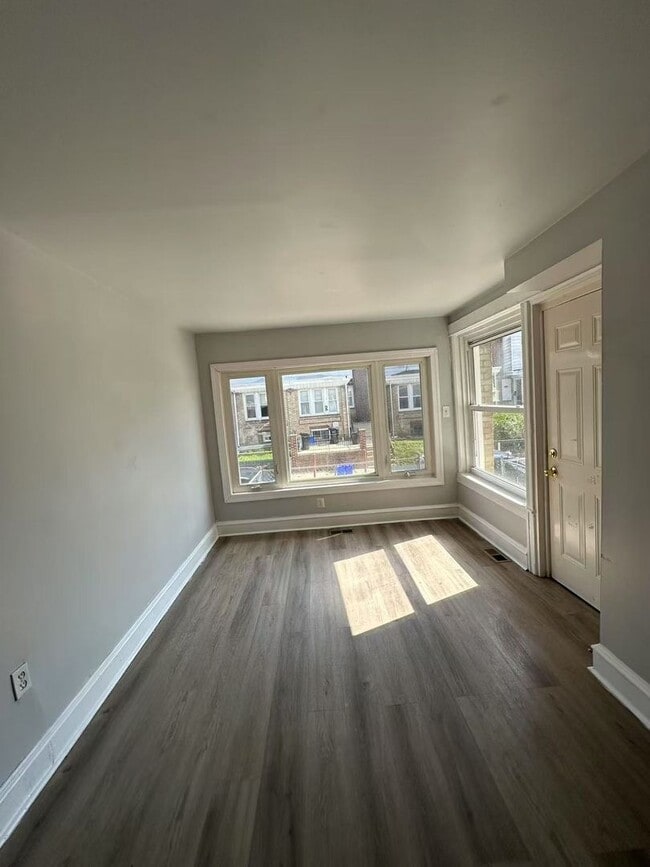 Building Photo - Newly Renovated 3 Bedroom and 1 Bathroom T...