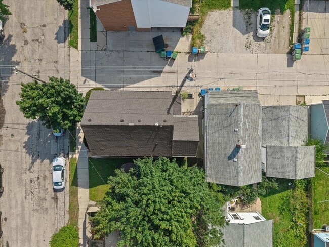 Building Photo - 915 E Homer St