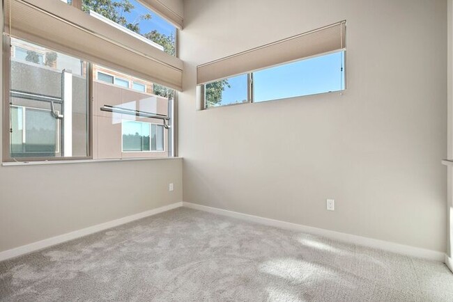 Building Photo - Elegant Mt. Baker End Unit Townhome with AIR CONDITIONING