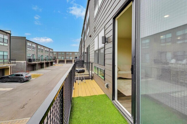 Building Photo - 2251 Venture Dr