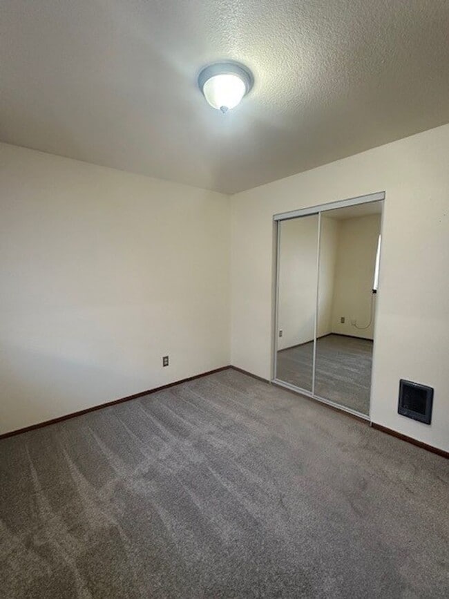 Building Photo - 600 Easy St