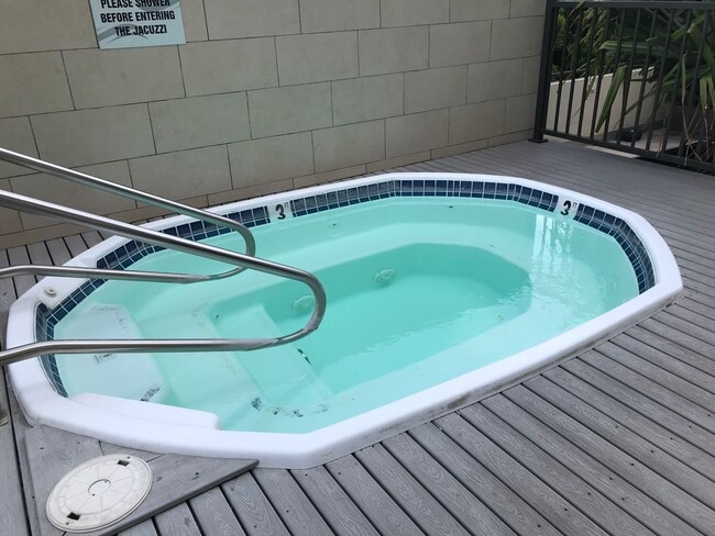 Building Photo - 1717 Ala Wai Blvd