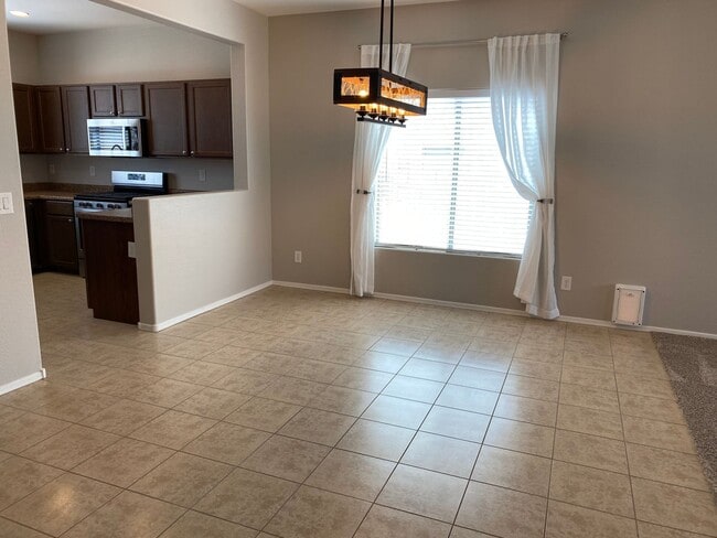 Building Photo - Exceptional 4BR/2BA Home in Magma Ranch! T...