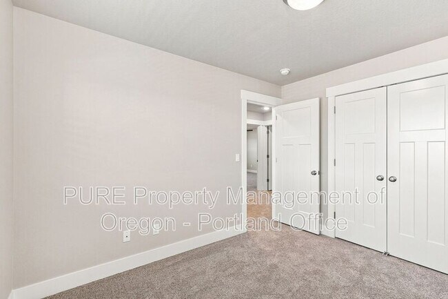 Building Photo - 582 NE Alderwood Dr