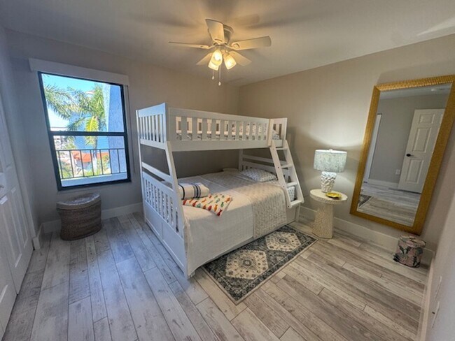 Building Photo - 2 bedroom 2 bathroom Seasonal in Punta Rassa