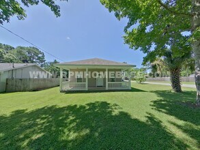 Building Photo - 498 Lakeview St