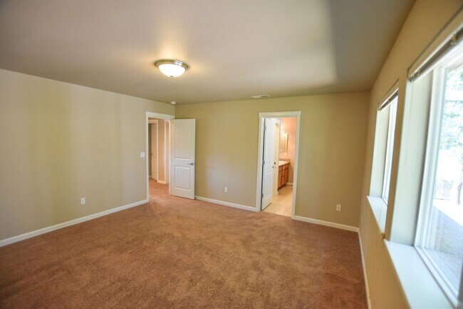 Building Photo - Gorgeous home in Olympia!!