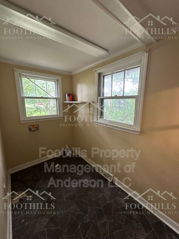 Building Photo - 403 Lewis St