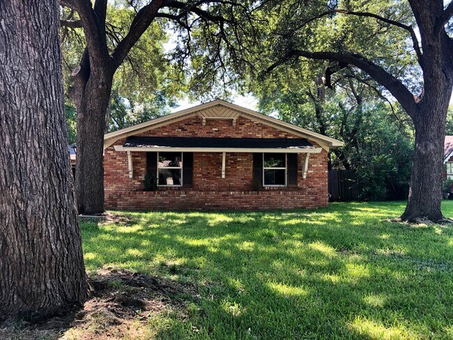 Building Photo - 3 Bedroom / 2 Bath / 2 Car Garage and Carp...