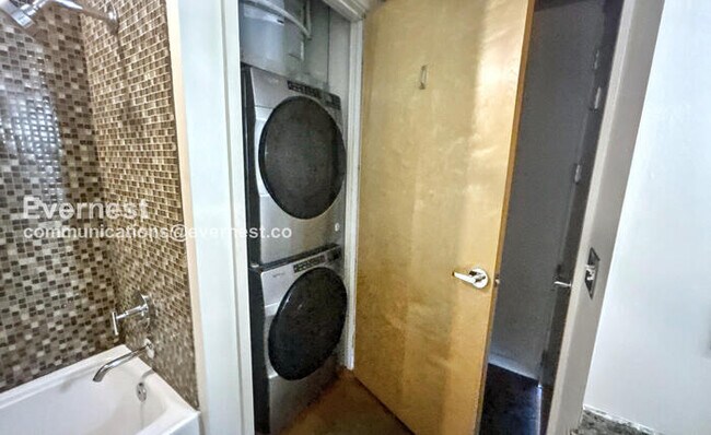 Building Photo - Modern 1-Bedroom Condo with City Views in Prime Nashville Location / Available Now!